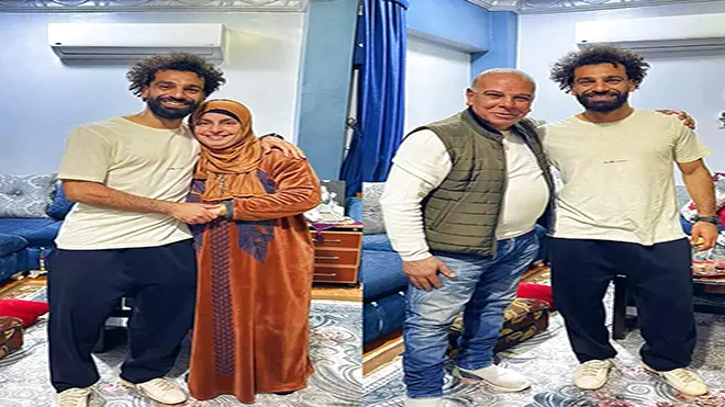 ​محمد صلاح يلتقط صورا تذكارية مع والده ووالدته فى عيد الأم